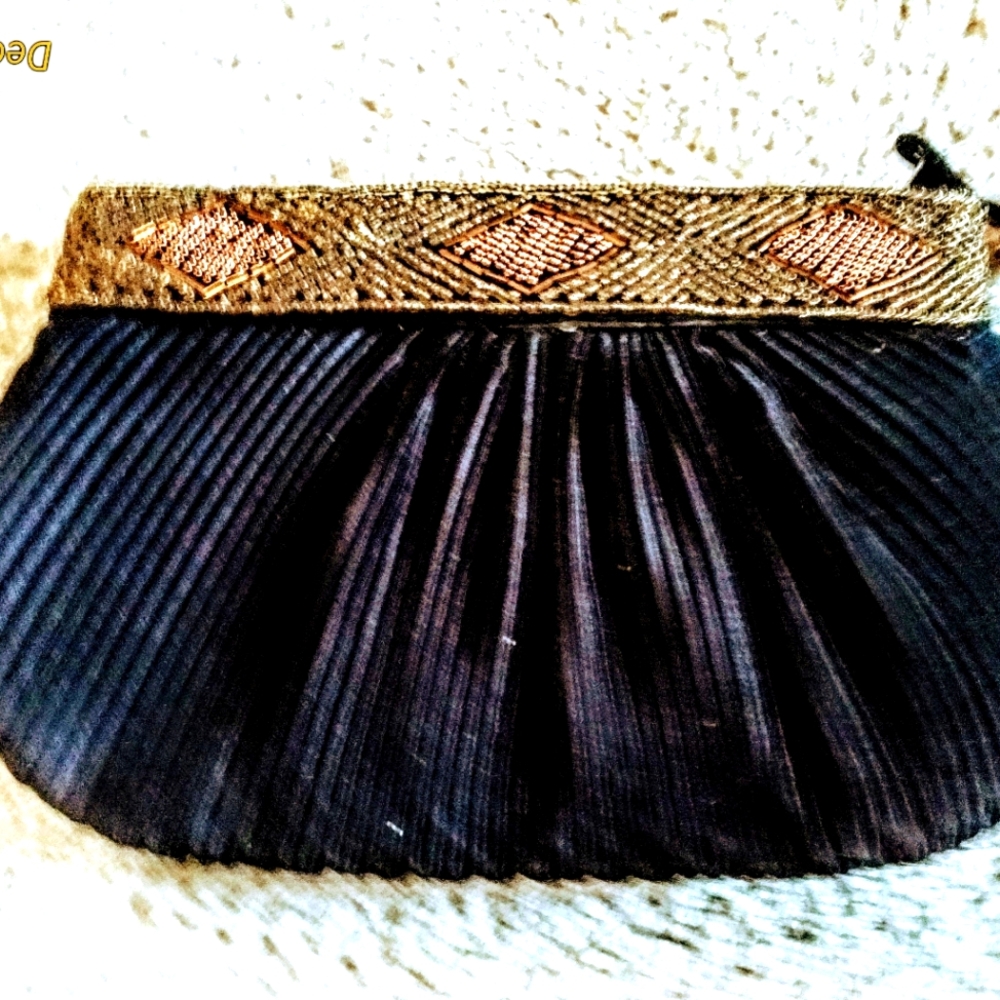 VINTAGE BLACK CLUTCH WITH EXQUISITE BROWN BEAD WORK, ZIPPER CLOSURE, LIKE NEW